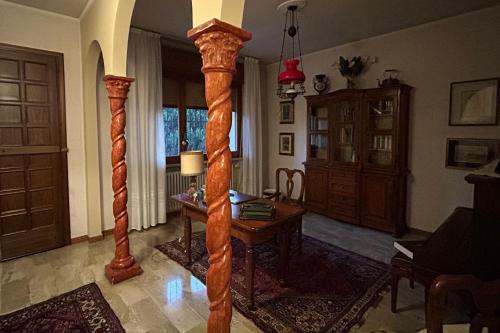a living room with a table and a wooden pole at Borgo Caprari in Albinea