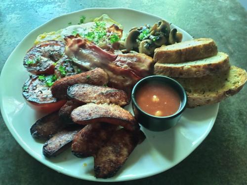 ein Teller Frühstücksspeise mit Wurst und Toast in der Unterkunft Chez-Nous Äänekoski, Sauna, Jacuzzi, ice skating, fishing in Äänekoski