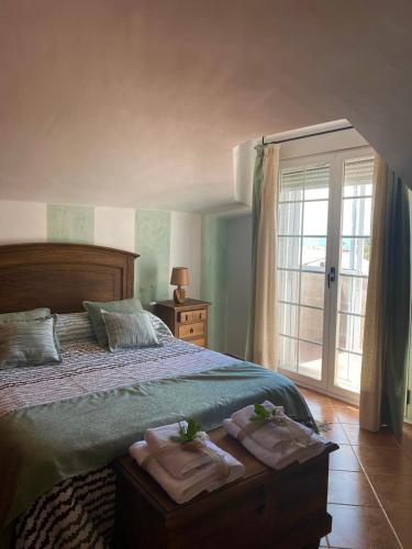 a bedroom with a bed with two towels on it at Casa Rural La Abuela Obdulia in Piornal