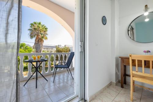 Palm Studios, 350m from Agios Sostis Beach, by ZanteWize