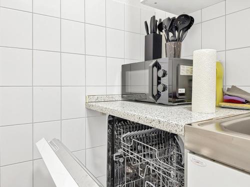 a dishwasher in a kitchen next to a sink at Zentrales Stgt 3SZ 12 Pers in Stuttgart