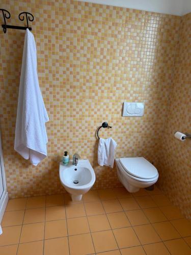 a bathroom with a toilet and a sink at La ruella in Scerni