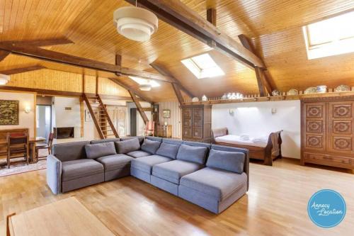 Posezení v ubytování Bergerie Loft Apartment With Panoramic Lake