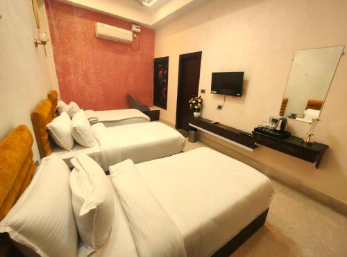 TV a/nebo společenská místnost v ubytování Luxury Shri Shyam A Peaceful Stay near Har Ki Paudi Haridwar