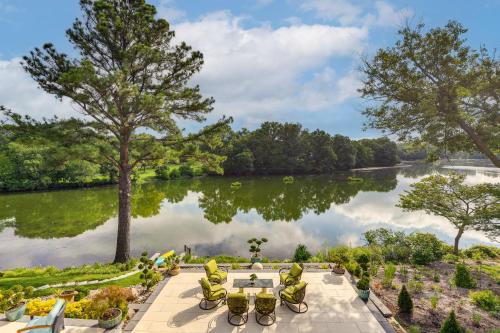 Gallery image of Columbia Lakefront Escape Serenity Room and Patio in Columbia