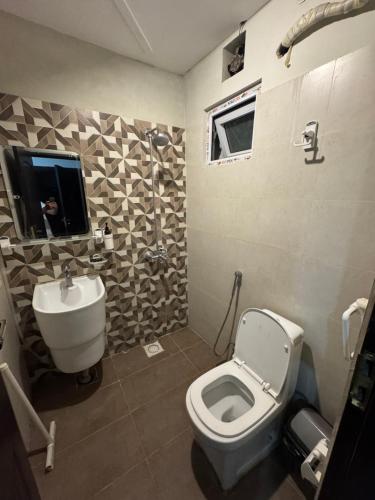 Koupelna v ubytování 103 Casa Bella 2BHK Modern Apartment with Balcony