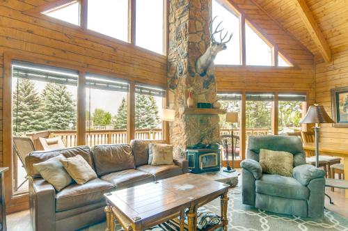 Posezení v ubytování Rustic Pagosa Lakes Cabin with Deck and Grill!