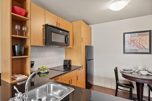Kuchyň nebo kuchyňský kout v ubytování Ledgestone Suites Hotel Yakima