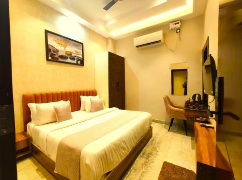 Postel nebo postele na pokoji v ubytování Luxury Shri Shyam A Peaceful Stay near Har Ki Paudi Haridwar