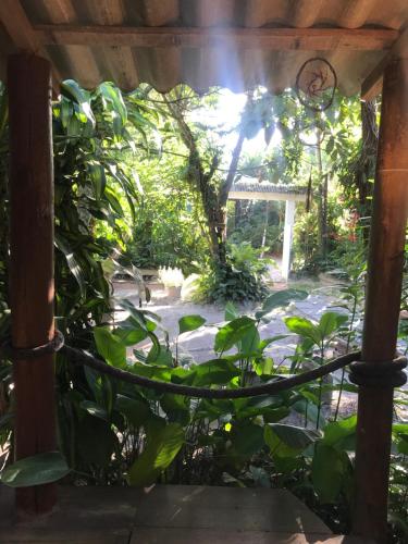 Taman di luar Tekoah Pousada
