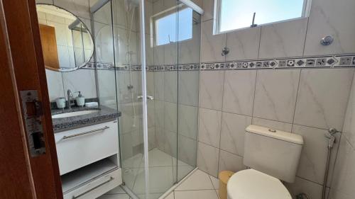 Et badeværelse på B935 - Apto 3 quartos para 07 pessoas em Bombinhas