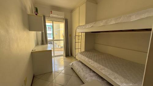 En eller flere senge i et værelse på B935 - Apto 3 quartos para 07 pessoas em Bombinhas