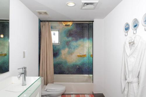 ein Badezimmer mit Badewanne, Toilette und Waschbecken in der Unterkunft 2 King Bed Suite Hotel W Pool, Bay Balcony in Miami Beach
