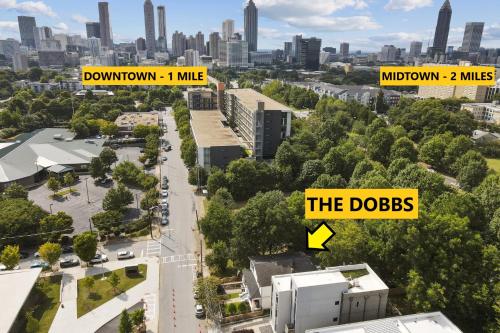 ein Blick auf eine Stadt mit einem gelben Schild, auf dem die Dokumente stehen in der Unterkunft The Dobbs Atlanta Beltline - Luxury & Location, 1 Mile to Downtown Atlanta in Atlanta