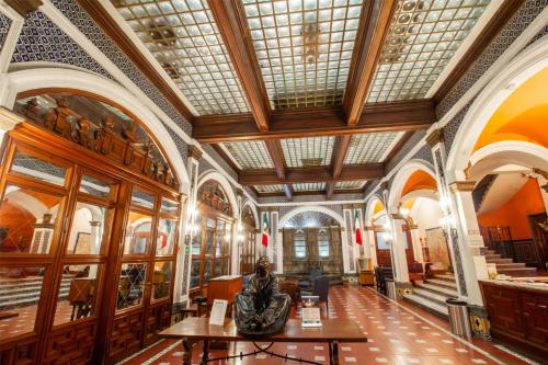 a lobby with a statue in the middle of a building at Best Western Majestic in Mexico City