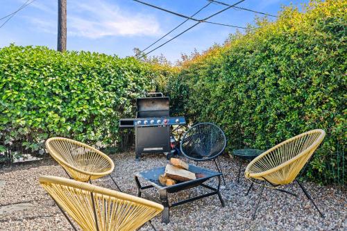 un patio trasero con 2 sillas y chimenea en No bad days in San Diego, en San Diego