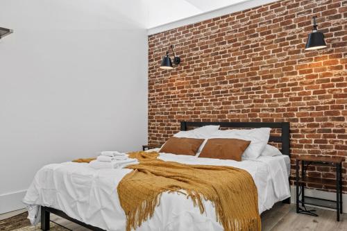 Ένα ή περισσότερα κρεβάτια σε δωμάτιο στο Lofts at Kearny - Rustic Chic 1-3BR Lofts with Quick NYC Access & On-Site Gym