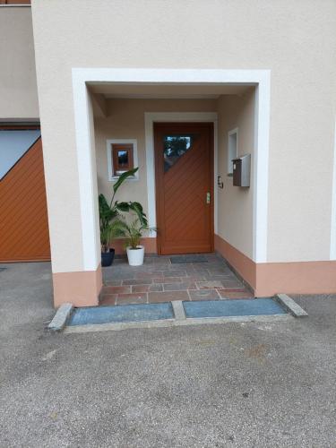 a entrance to a building with a brown door at Appartement Wintergarten in Seenähe 