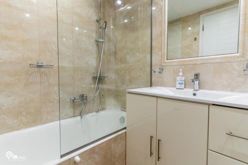 Emeralds - Premium & Modern Stay in Egaleo-Athens