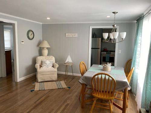 ein Esszimmer mit einem Tisch und einem Stuhl in der Unterkunft Willows Cottage East in Dennis Port