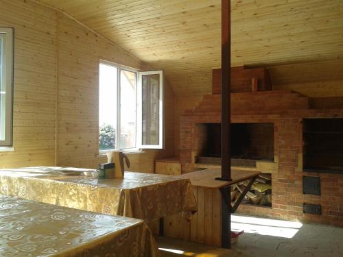 ピャチゴルスクにあるHoliday Home Clean Airの木造家屋内暖炉付きの部屋