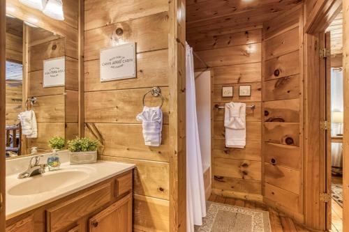 Ένα μπάνιο στο Dog Friendly, Quiet Chalet, Hot Tub, Fireplace