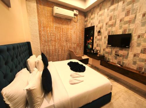 a hotel room with a bed with towels on it at Shri Shyam Luxury Hotel in Har Ki Paudi in Haridwār