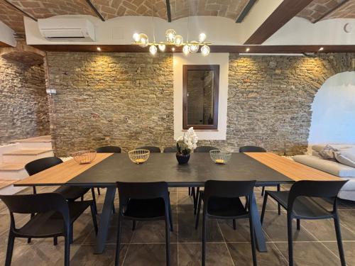 a dining room with a table and chairs at Relais Portaluna delle Langhe in Mango