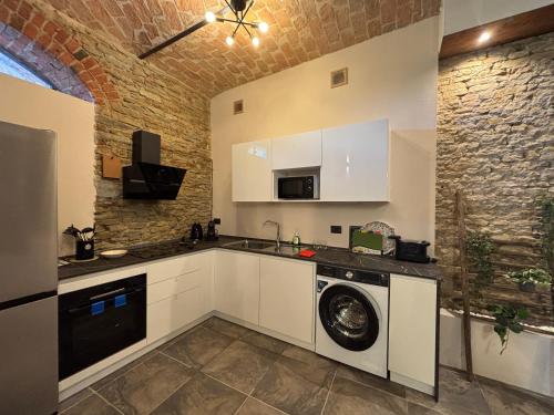 a kitchen with a washer and a washing machine at Relais Portaluna delle Langhe in Mango