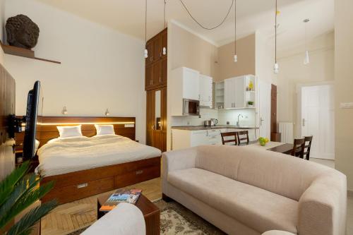 ブダペストにあるFamily Buddha Apartmentのベッドルーム1室(ベッド1台、ソファ付)、キッチン