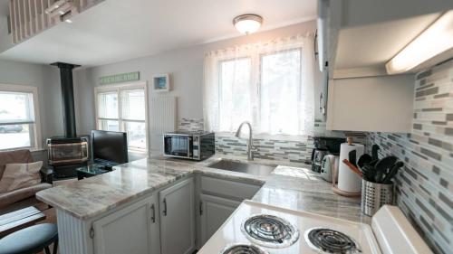 Køkken eller tekøkken på Steps to the Beach from this Cozy Cottage 95