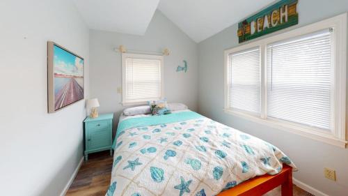 En eller flere senge i et værelse på Steps to the Beach from this Cozy Cottage 95