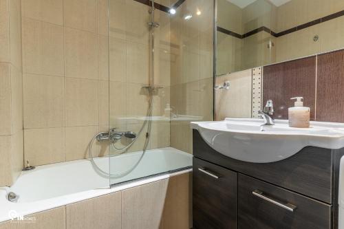 Rubies - Premium And Comfy Stay in Egaleo-Athens