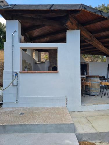 a white building with a window and a table at Belvedere Country House in Enas