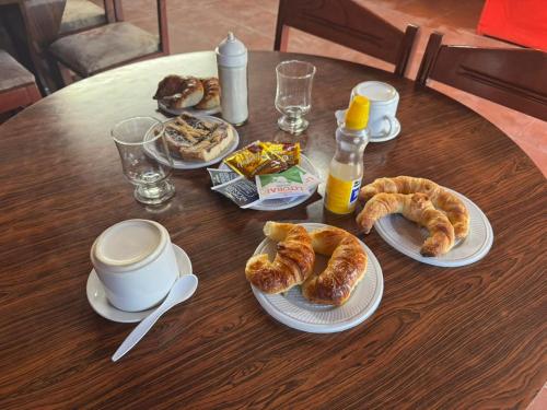 een tafel met croissants en koffie erop bij Costa del sol Termas Ex Lucas III in Termas de Río Hondo
