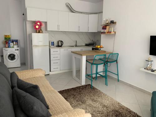eine Küche mit Sofa, Tisch und Kühlschrank in der Unterkunft Auras in Vlorë