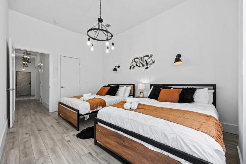 Ένα ή περισσότερα κρεβάτια σε δωμάτιο στο Lofts at Kearny - Rustic Chic 1-3BR Lofts with Quick NYC Access & On-Site Gym