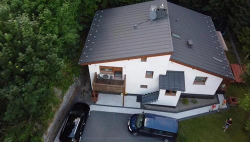 斯克拉斯卡波伦巴Furtka do Lasu的享有带车库的房屋的空中景致