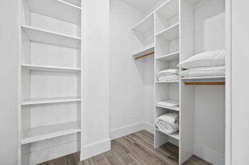 Ένα ή περισσότερα κρεβάτια σε δωμάτιο στο Lofts at Kearny - Rustic Chic 1-3BR Lofts with Quick NYC Access & On-Site Gym