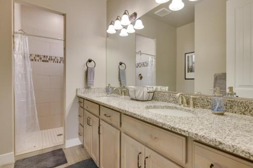 Phòng tắm tại Modern Vacation Rental Near Zion National Park!