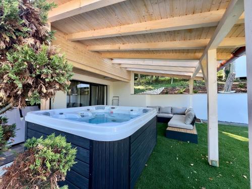 a hot tub in the yard of a house at Silent Lake in Látrány