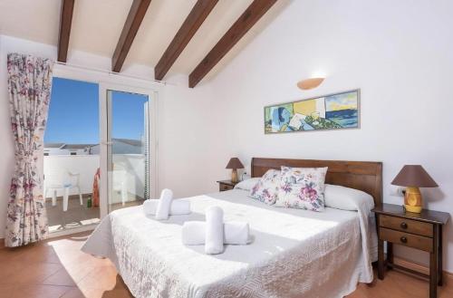 Un dormitorio con una cama con vista al mar. en Villa Dion Bosch Menorca, en Cala'n Bosch