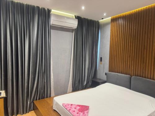 Ένα ή περισσότερα κρεβάτια σε δωμάτιο στο Dori Apartment