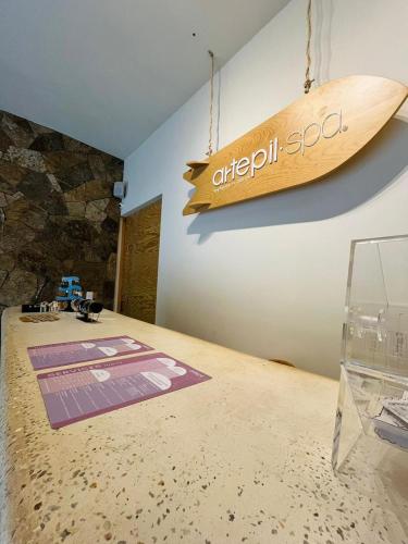 Certificado, premio, señal o documento que está expuesto en Hotel y Suites Los Encantos