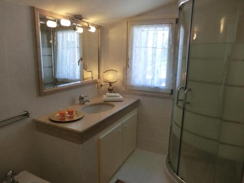 y baño con lavabo y ducha. en Domus Sophya Lumezzane, en San Sebastiano
