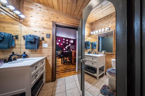 Ảnh trong thư viện ảnh của Fun Family Cabin In Gatlinburg Hot Tub Stay ở Cartertown