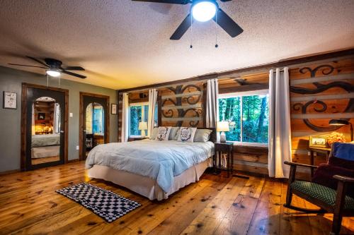 Giường trong phòng chung tại Fun Family Cabin In Gatlinburg Hot Tub Stay