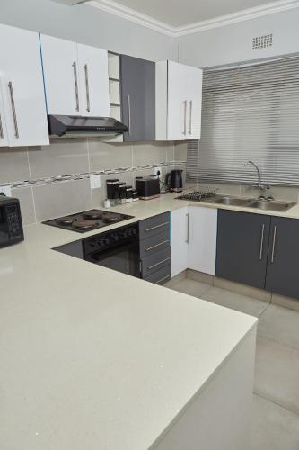 Кухня или мини-кухня в Mountain Drive Apartments
