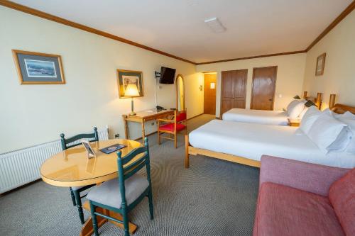 a hotel room with a bed and a desk at abba Presidente Suites Puerto Montt in Puerto Montt