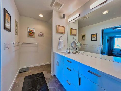 un bagno con un lavandino blu e uno specchio di Entire Luxury Home I Sleeps 8 I 10min To Downtown a Denver